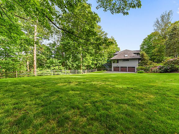 18 Bayberry rd lawn.jpeg