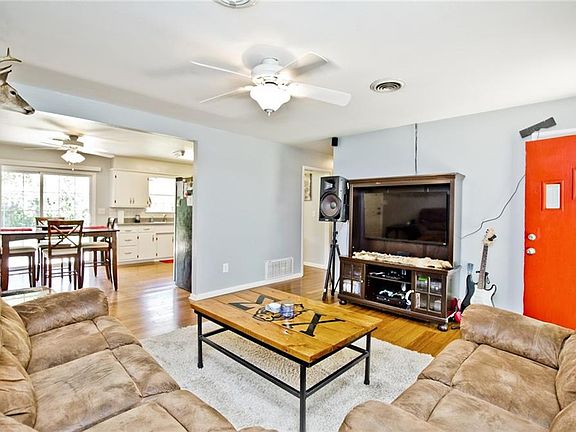 2nd image of 820 W Bel Air Dr