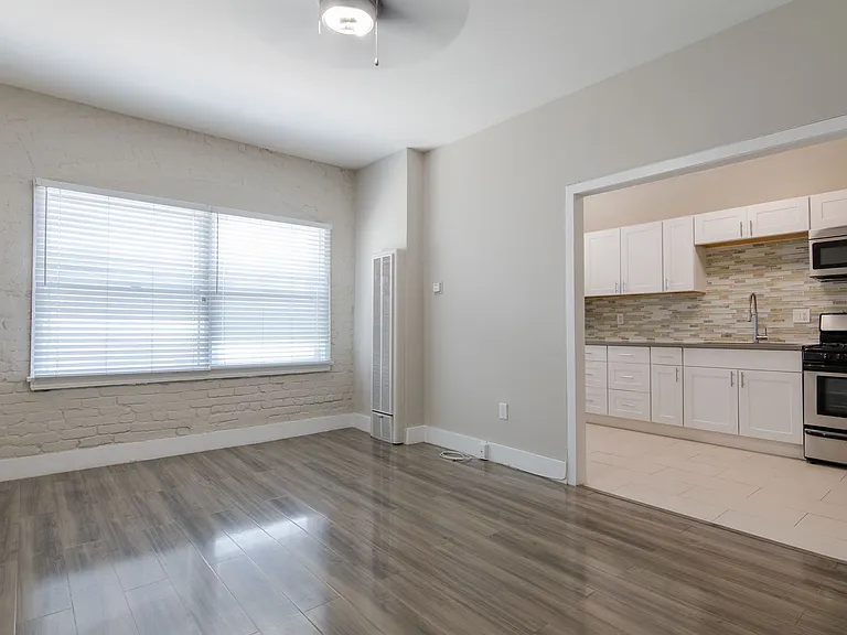 Gorgeous Newly Remodeled One Bedroom and Studios — Photo 8