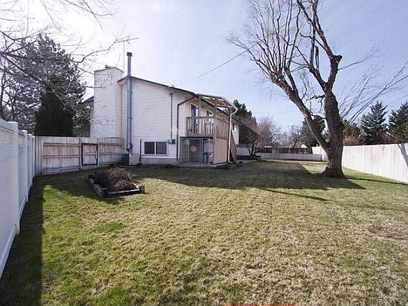 3rd image of 1476 E Mount Manor Cir
