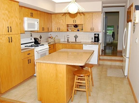 4th image of 494 Vance Ave