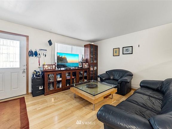 3rd image of 822 Lincoln St #B
