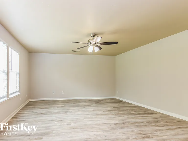 3605 Smoketree Dr — Photo 2