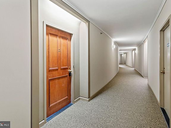 3rd image of 1805 Crystal Dr APT 710S