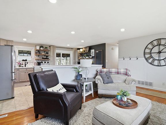 3rd image of 8602 Linderwood Ln