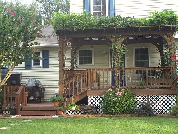 Rear Deck w/Pergola