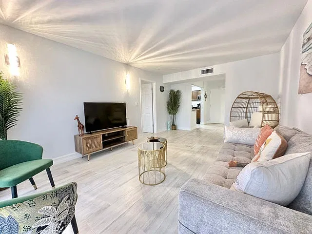 2 bed, 936 sqft, $2,600 — Photo 3