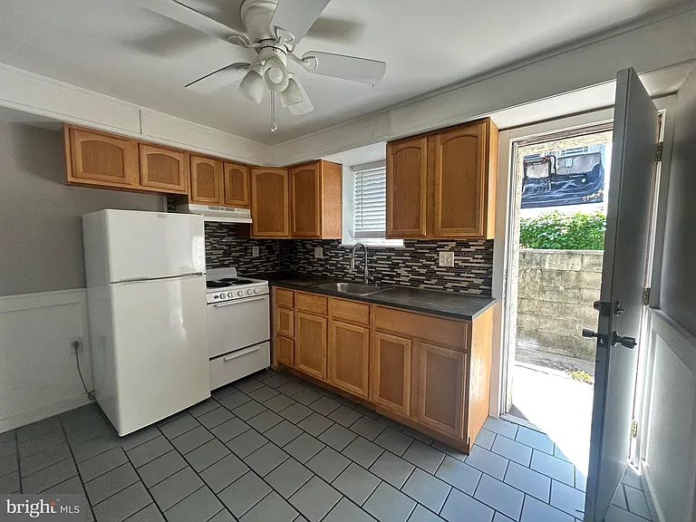 708 Medina St — Photo 4