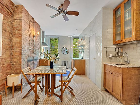 2nd image of 625 E 6th St APT 3
