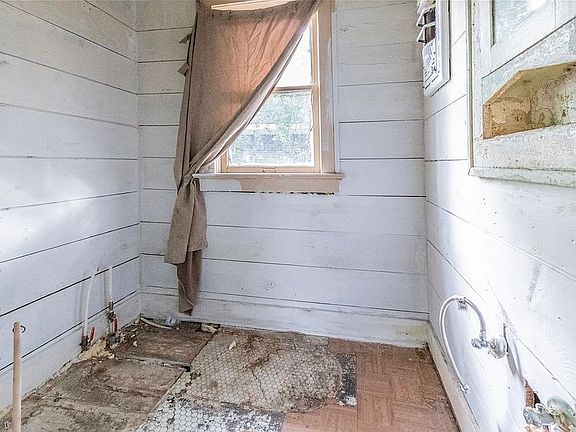 3rd image of 132 E Taylor Dr