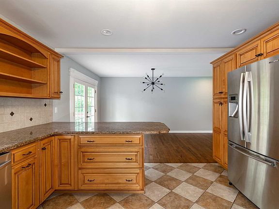 5th image of 4 Woodland Cir