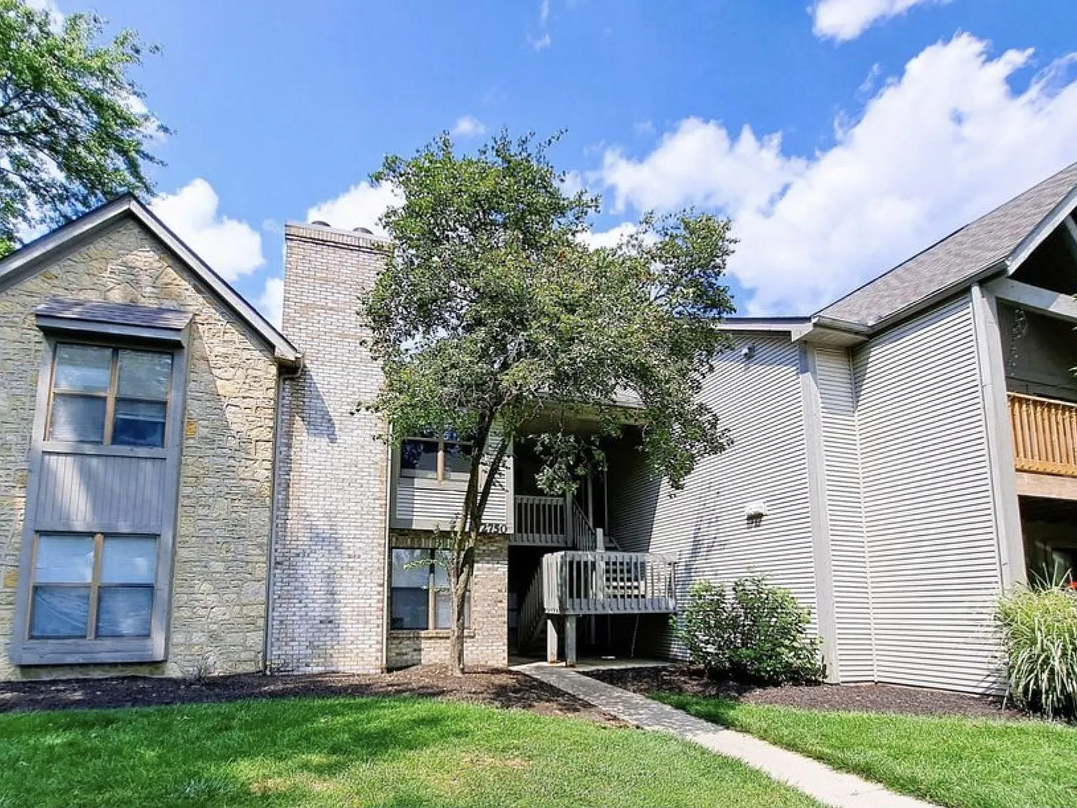 2750 Greystone Dr — Photo 1