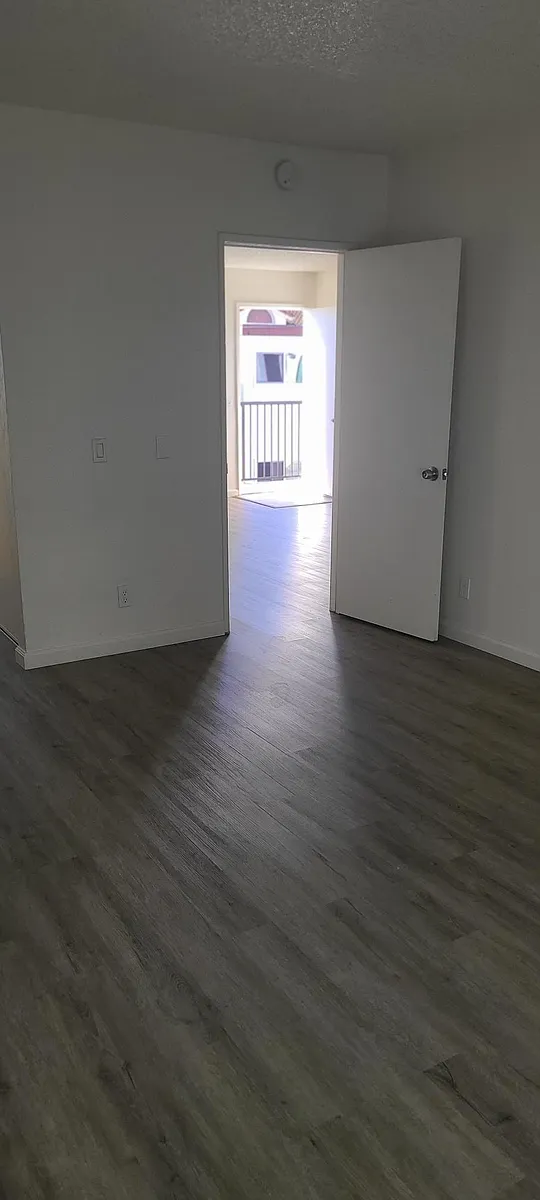 Building Photo - 655 S Webster Ave #9