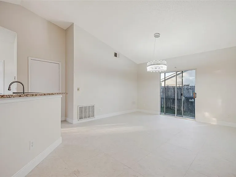 1542 Brook Hollow Dr — Photo 10