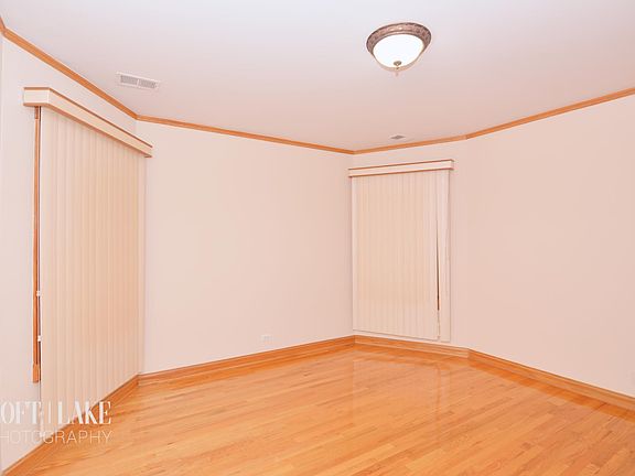 3rd image of 6042 N Washtenaw Ave APT 1