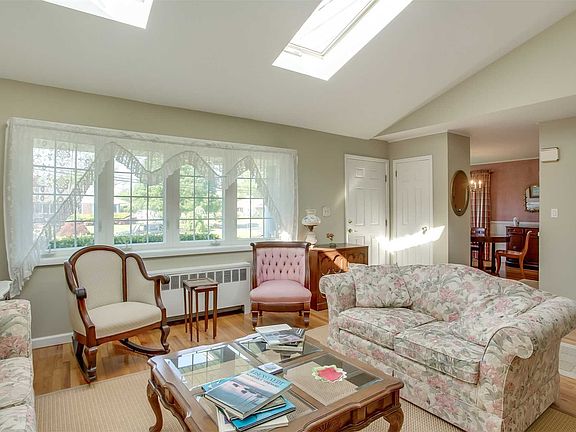3rd image of 2 Larkspur Dr