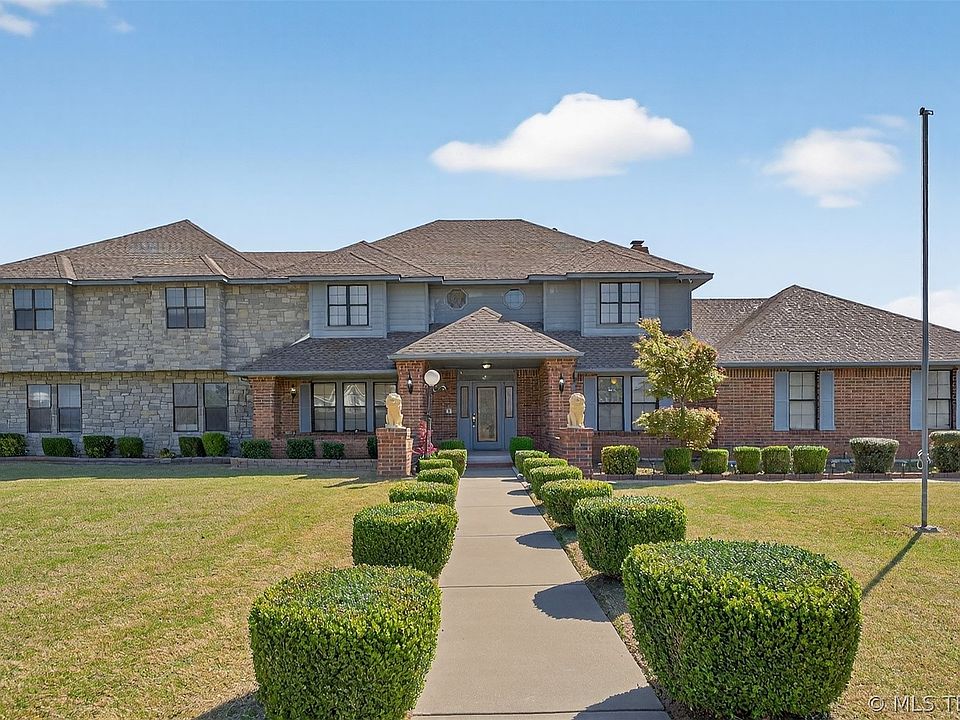 1st image of 1606 NE Oakridge Dr