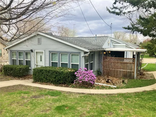 615 E 2nd St, Vinton, IA 52349