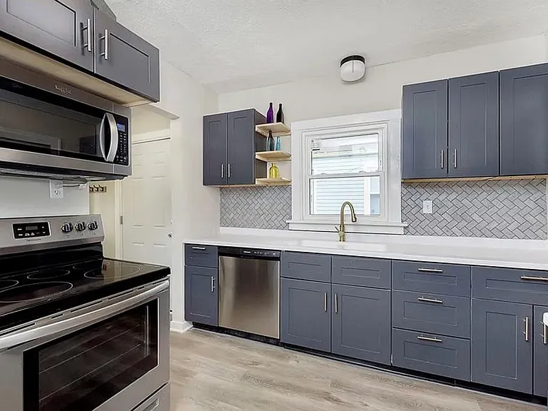 1435 W 28th St — Photo 7