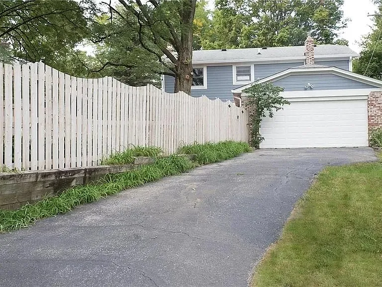 485 W Walnut St — Photo 14
