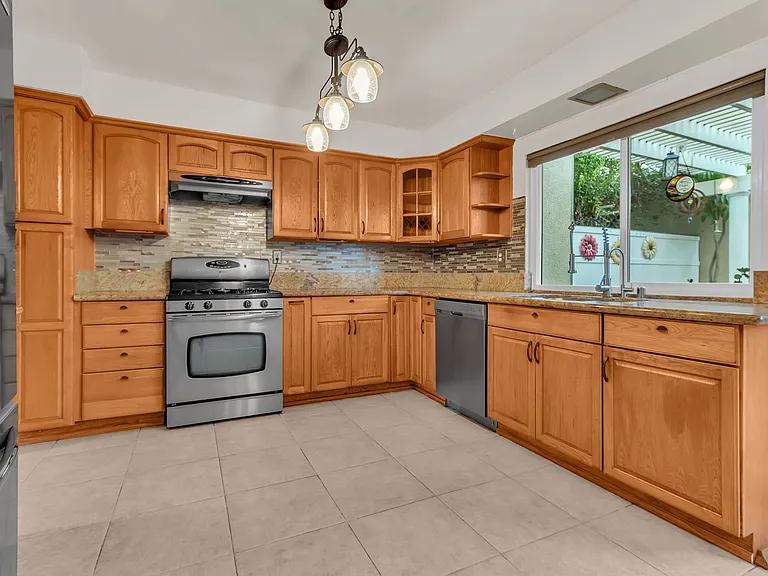 1428 Camelot Dr — Photo 12