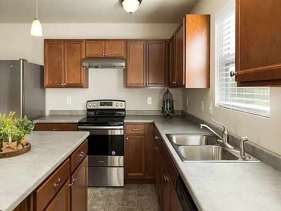 3rd image of 511 Oak Meadow Dr