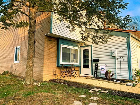 2nd image of 1 Foxwood Ct #106