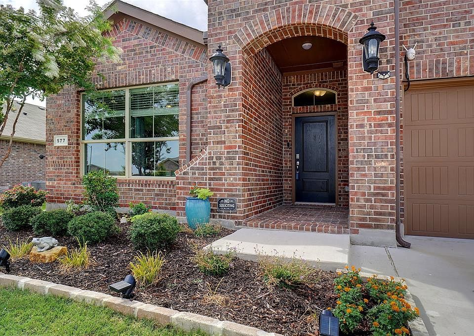 BEAUTIFUL ALL BRICK HOME WITH FLOWER BED STONE SURROUND LANDSCAPED YARD. LANDSCAPED