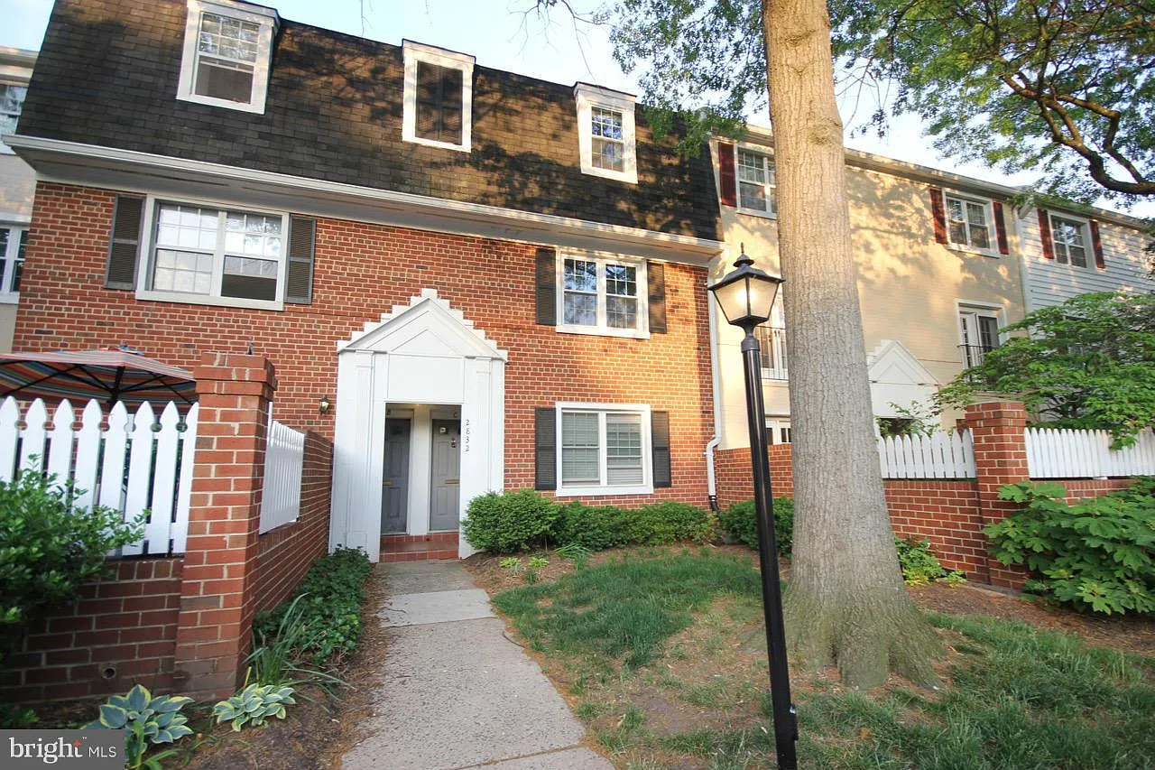 2 bed, 1.0 bath, 875 sqft, $2,375 — Photo 1
