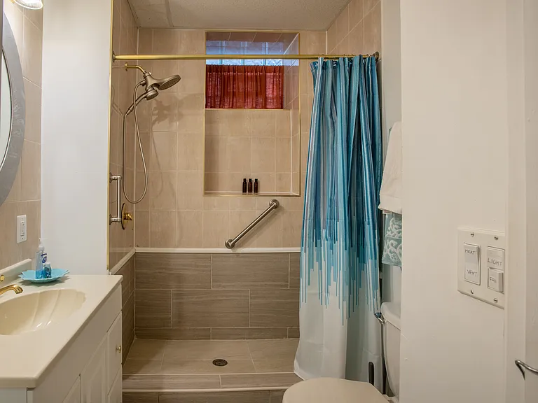 Full Bathroom/shower