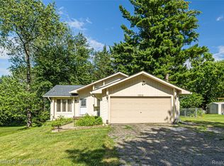 1312 Merry Rd, Waterford, MI 48328