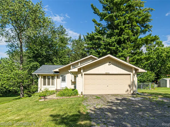 1312 Merry Rd, Waterford, MI 48328