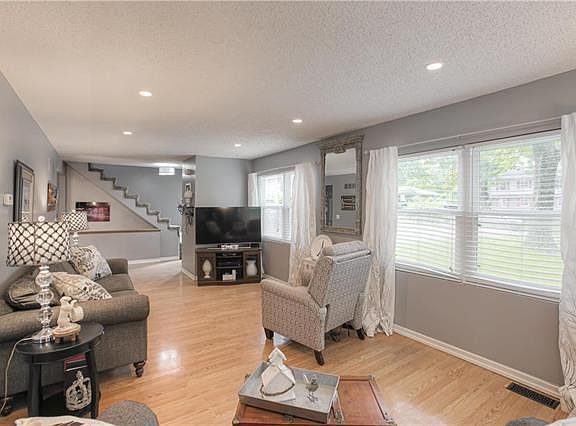 4th image of 4424 N Agnes Ave