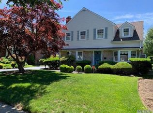 106 Poplar St, Garden City, NY 11530
