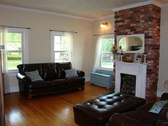 4th image of 303 W Walnut St
