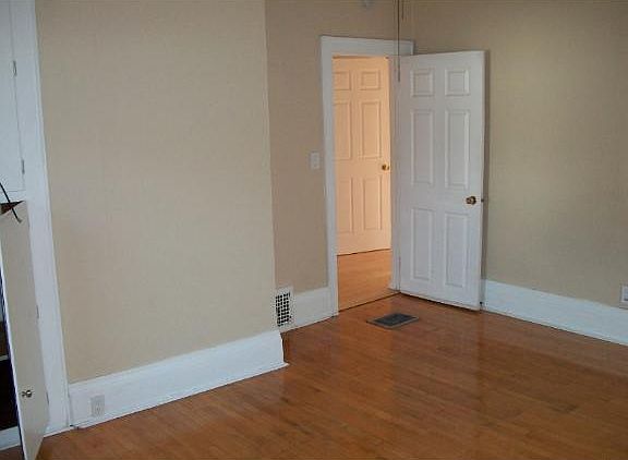 5th image of 1031 Robert St S