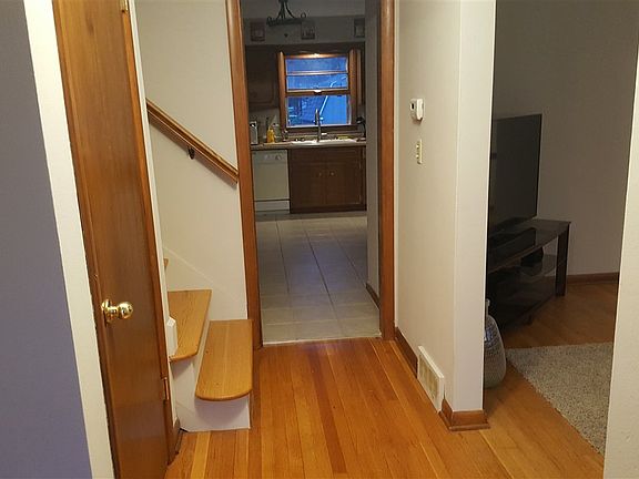 2nd image of 923 Tamarack Ln