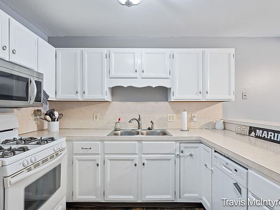 4th image of 3472 Golfside Dr #158