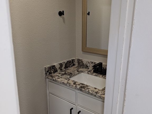 5th image of 322 Cambridge Dr