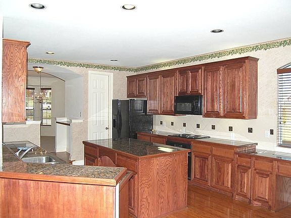 Large kitchen w/ctr island, up graded cabinets