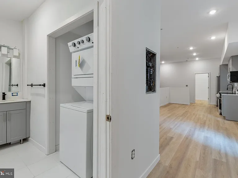 223 S 45th St #1R — Photo 9