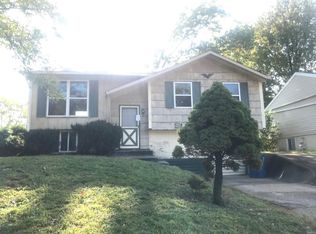 209 Admiral Dr, Godfrey, IL 62035