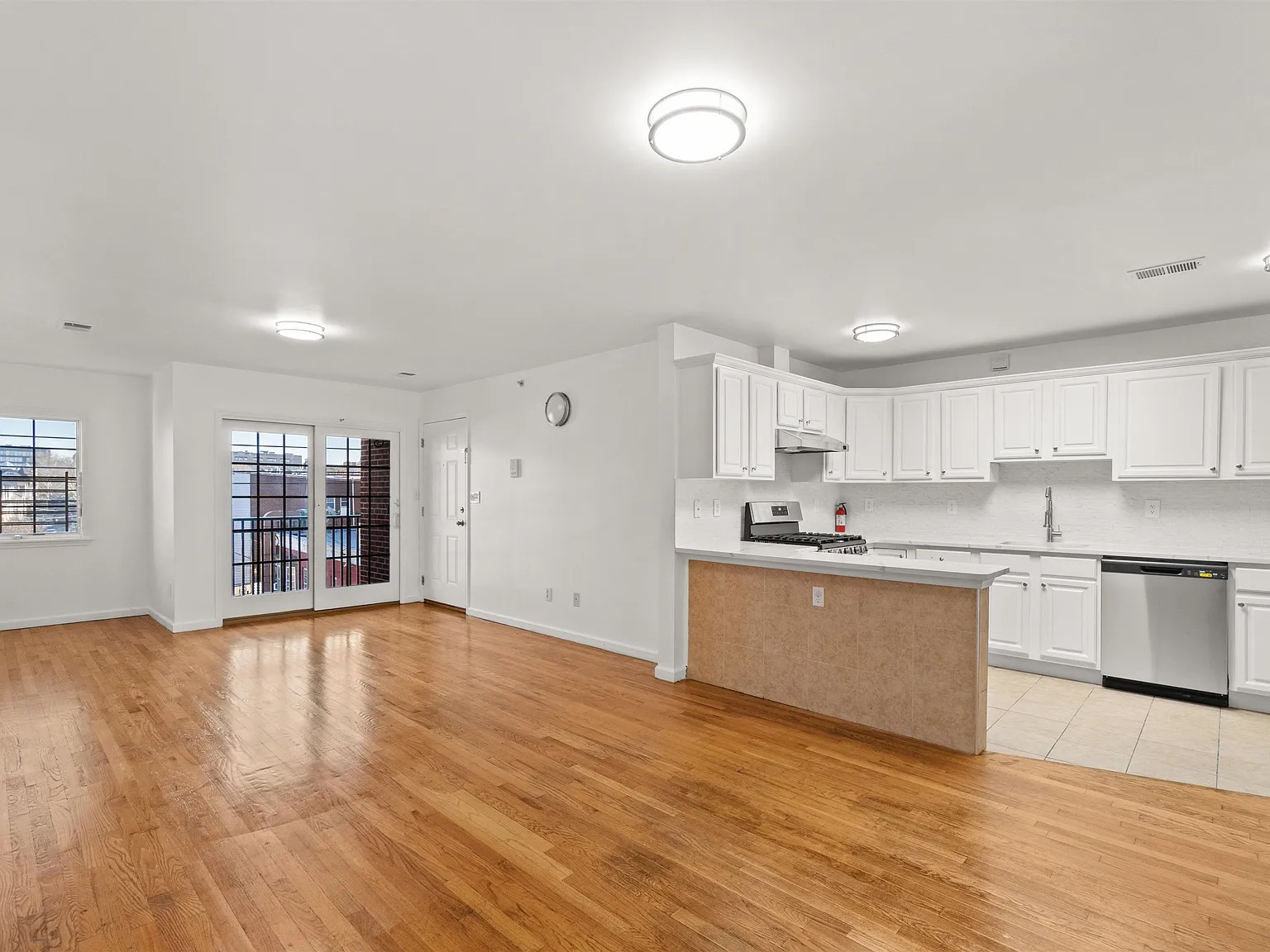 3 bed, 2.0 bath, 1300 sqft, $2,800 — Photo 2