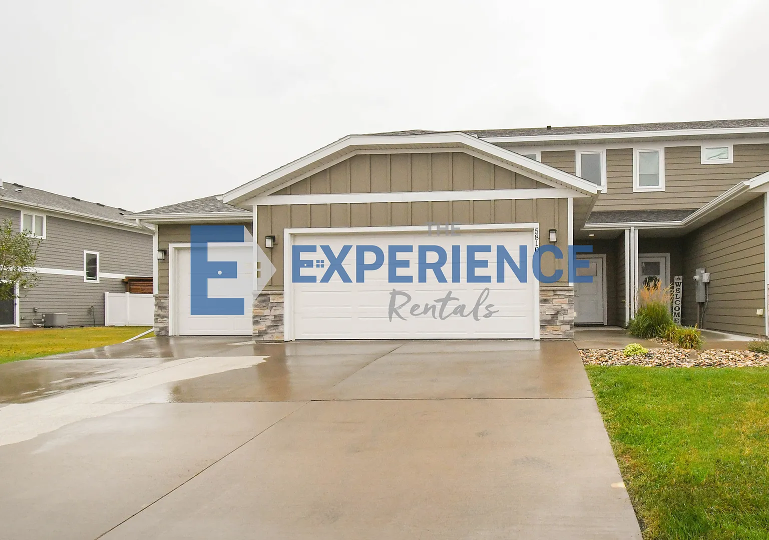 Spacious 3-Bedroom Townhome with Rare 3-Stall Garage! — Photo 1