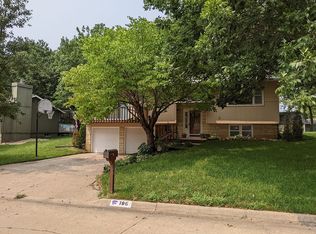 106 Riverview Dr, Wamego, KS 66547