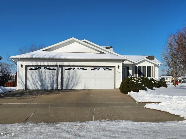 1026 25th St SE, Mandan, ND 58554