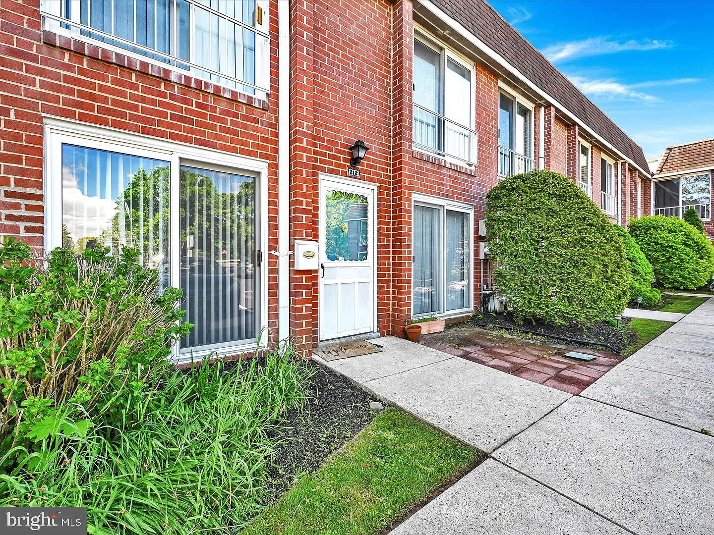 2 bed, 1.5 bath, 1012 sqft, $2,000 — Photo 2