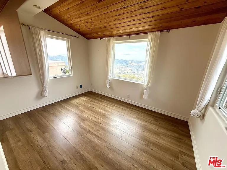 10827 Pacific View Dr — Photo 18