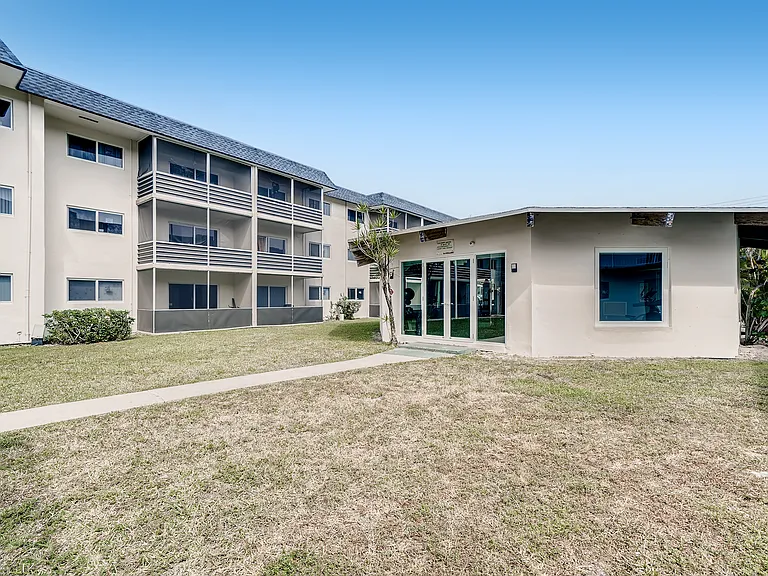 Spectra Palms — Photo 16