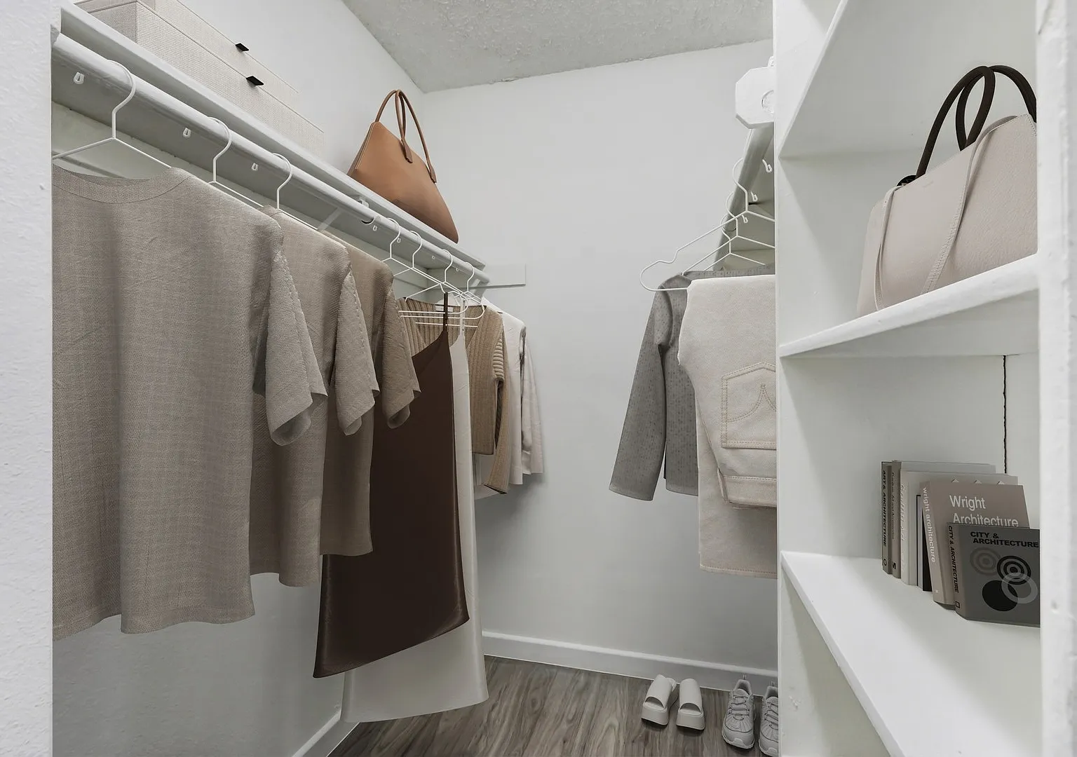 Country Club Apartments — Photo 4